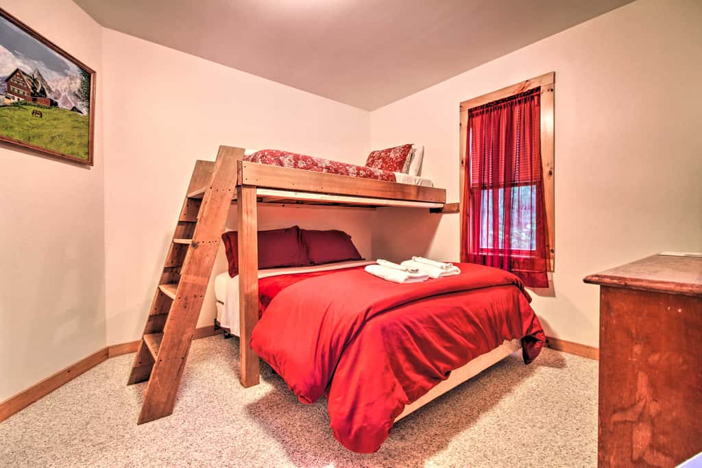Ludlow Home w/ Hot Tub, Near Okemo Resort!