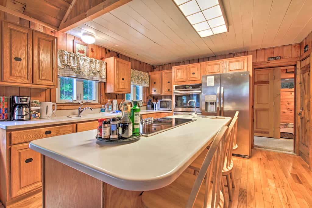 Ludlow Home w/ Hot Tub, Near Okemo Resort!