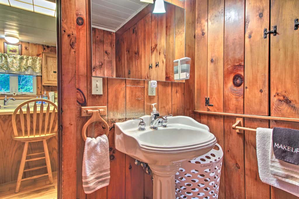 Ludlow Home w/ Hot Tub, Near Okemo Resort!