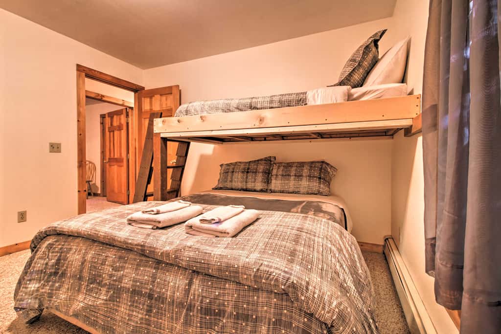 Ludlow Home w/ Hot Tub, Near Okemo Resort!