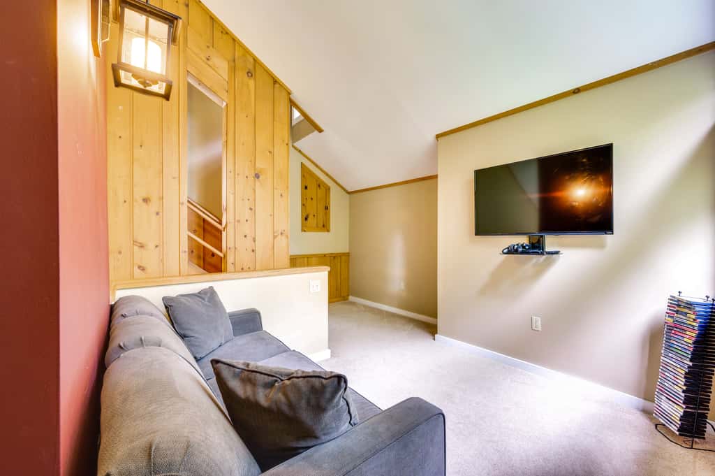 Lincoln Townhome w/ Community Pool & Club Access!