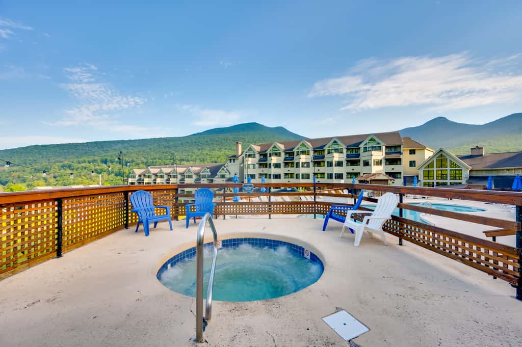 Lincoln Townhome w/ Community Pool & Club Access!