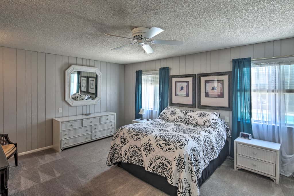 Lake Havasu Home w/ Pool - 2 Miles to Waterfront!