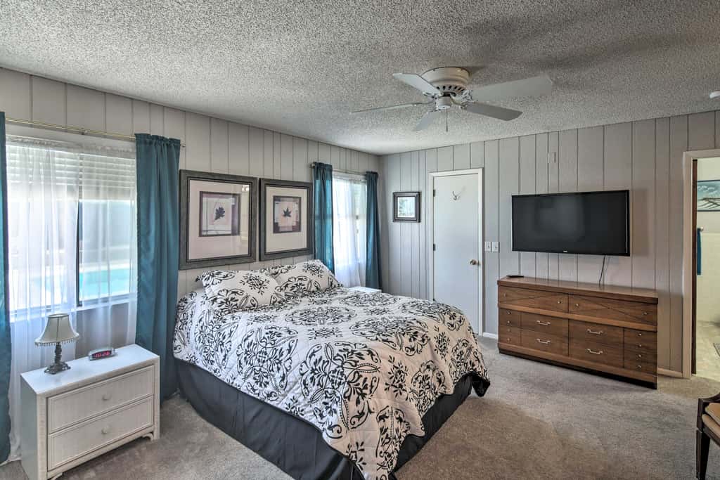 Lake Havasu Home w/ Pool - 2 Miles to Waterfront!