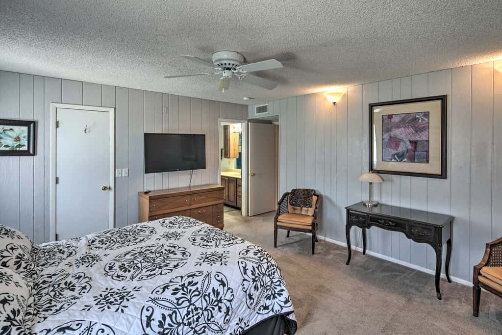 Lake Havasu Home w/ Pool - 2 Miles to Waterfront!