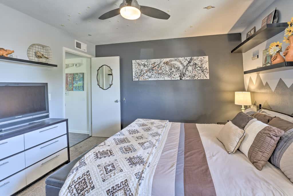 4 Mi to Beach: Lake Havasu Apartment w/ Pool!
