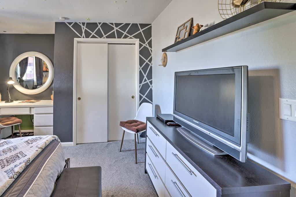 4 Mi to Beach: Lake Havasu Apartment w/ Pool!