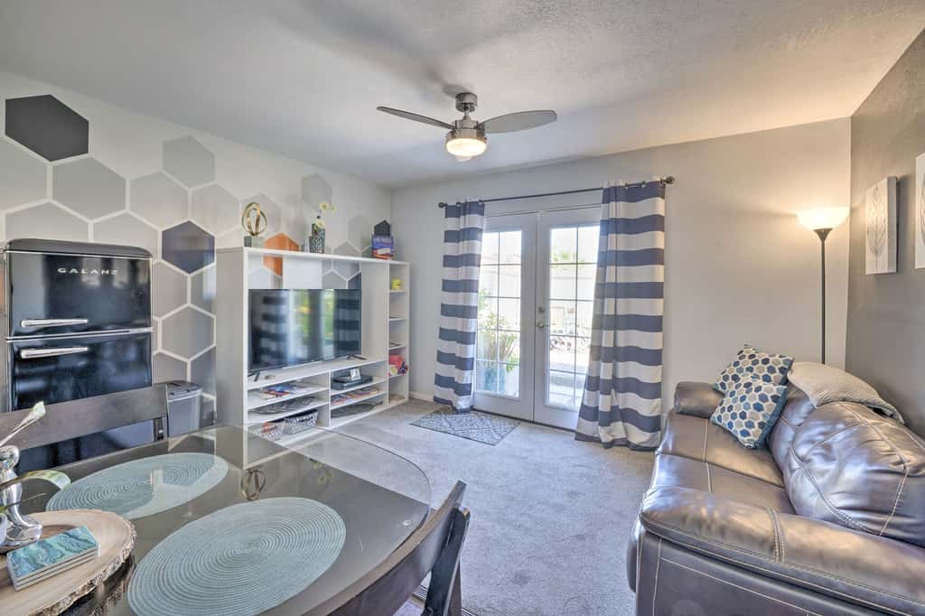 4 Mi to Beach: Lake Havasu Apartment w/ Pool!