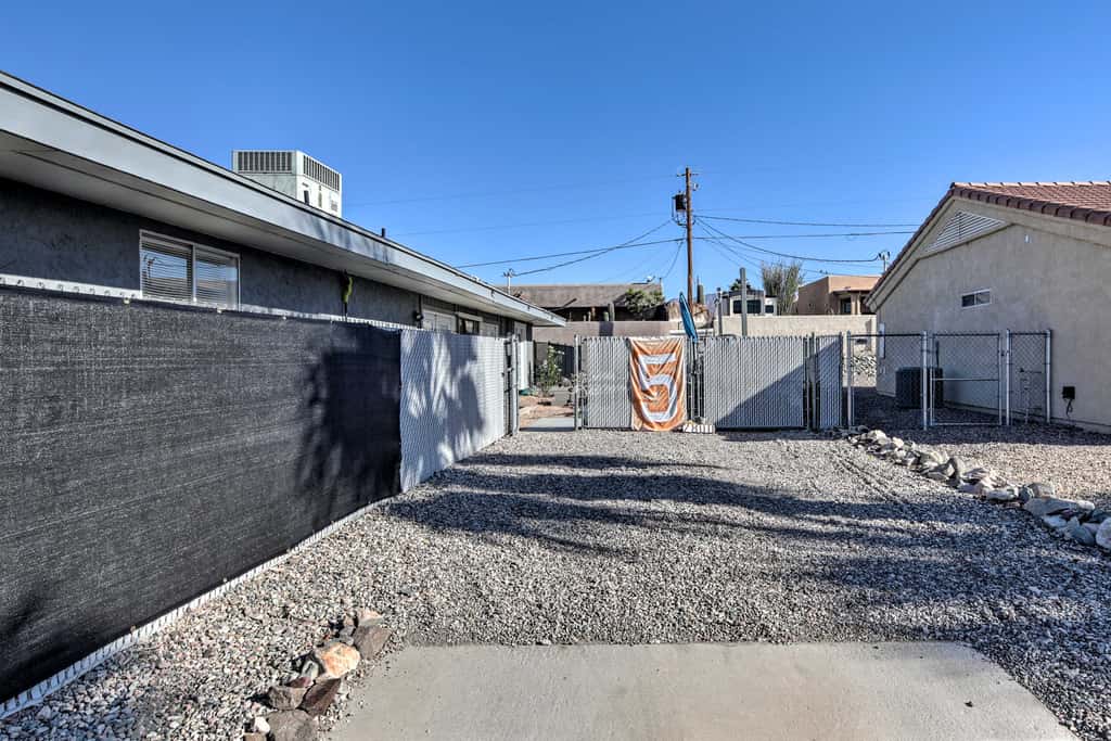 4 Mi to Beach: Lake Havasu Apartment w/ Pool!