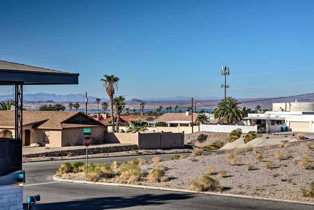 4 Mi to Beach: Lake Havasu Apartment w/ Pool!