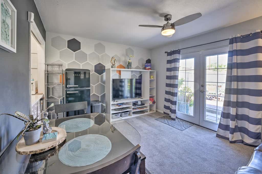 4 Mi to Beach: Lake Havasu Apartment w/ Pool!