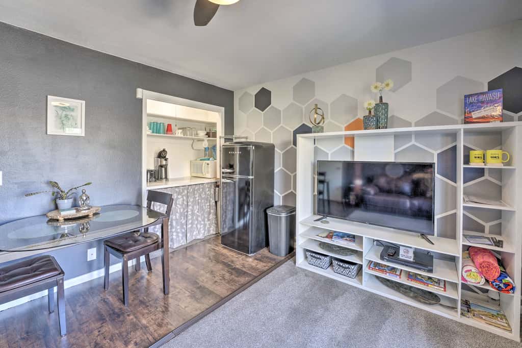 4 Mi to Beach: Lake Havasu Apartment w/ Pool!