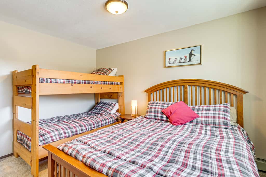 Cozy Condo: Steps to Free Winter Park Shuttle!