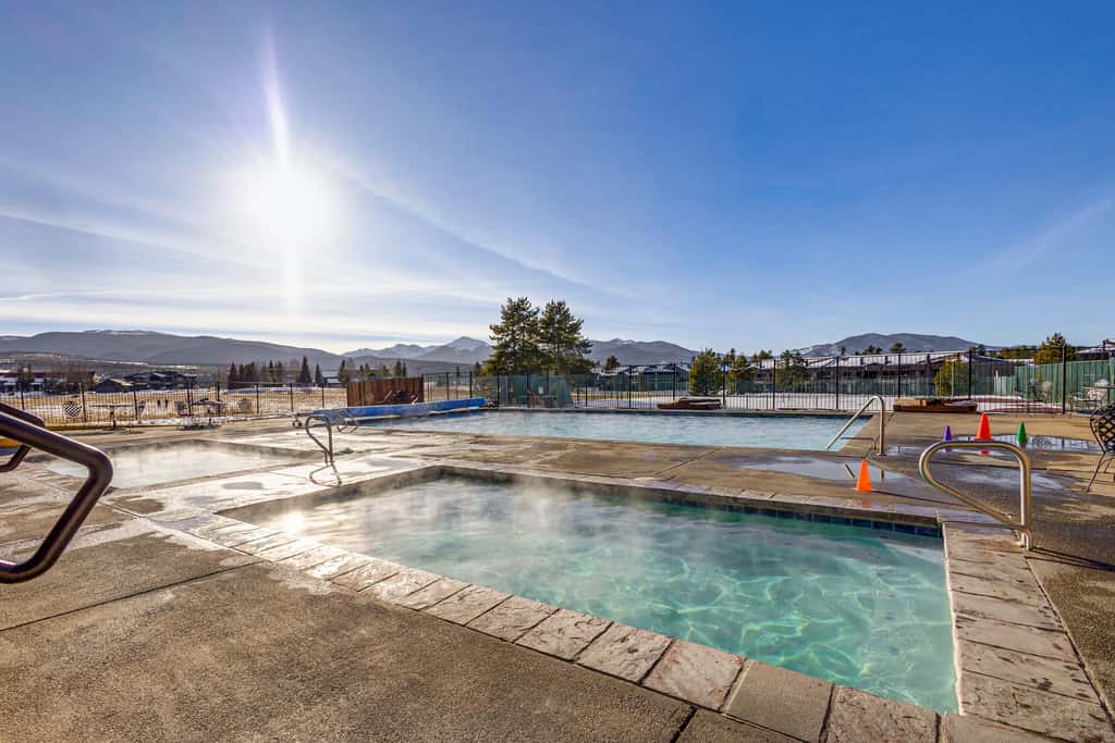 Cozy Condo: Steps to Free Winter Park Shuttle!