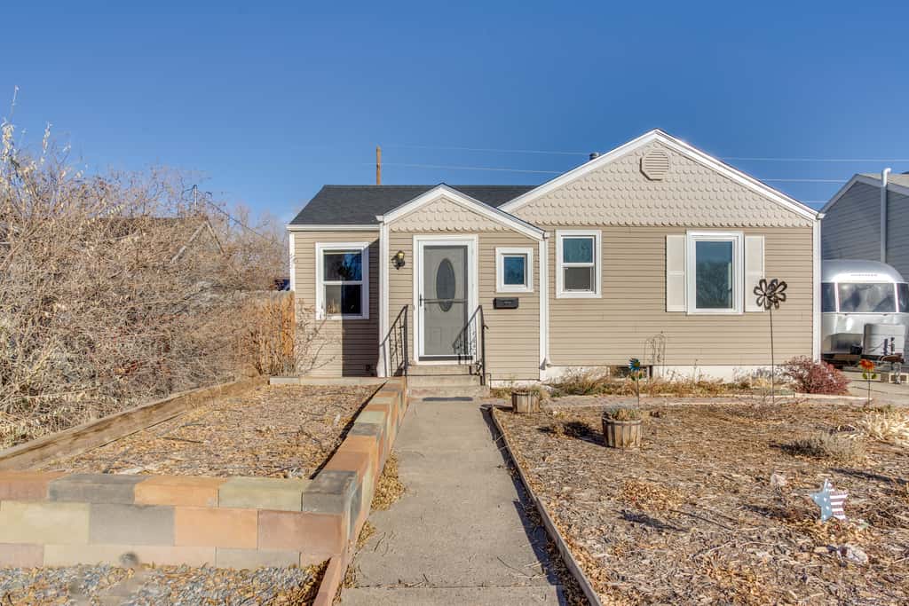 Adventure Home Base - 7 Blocks to Downtown!