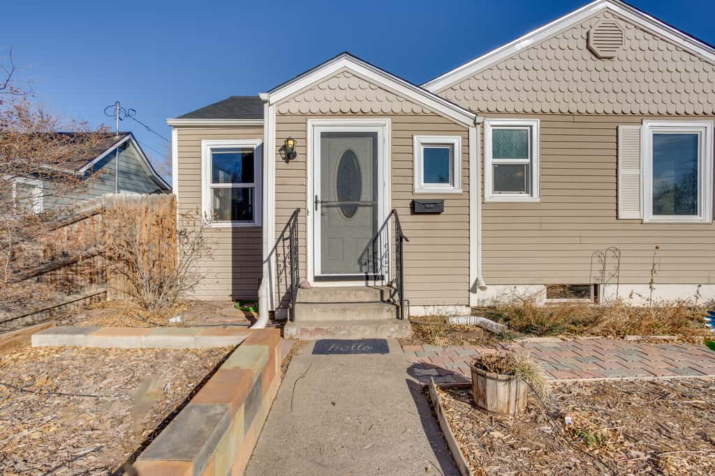 Adventure Home Base - 7 Blocks to Downtown!