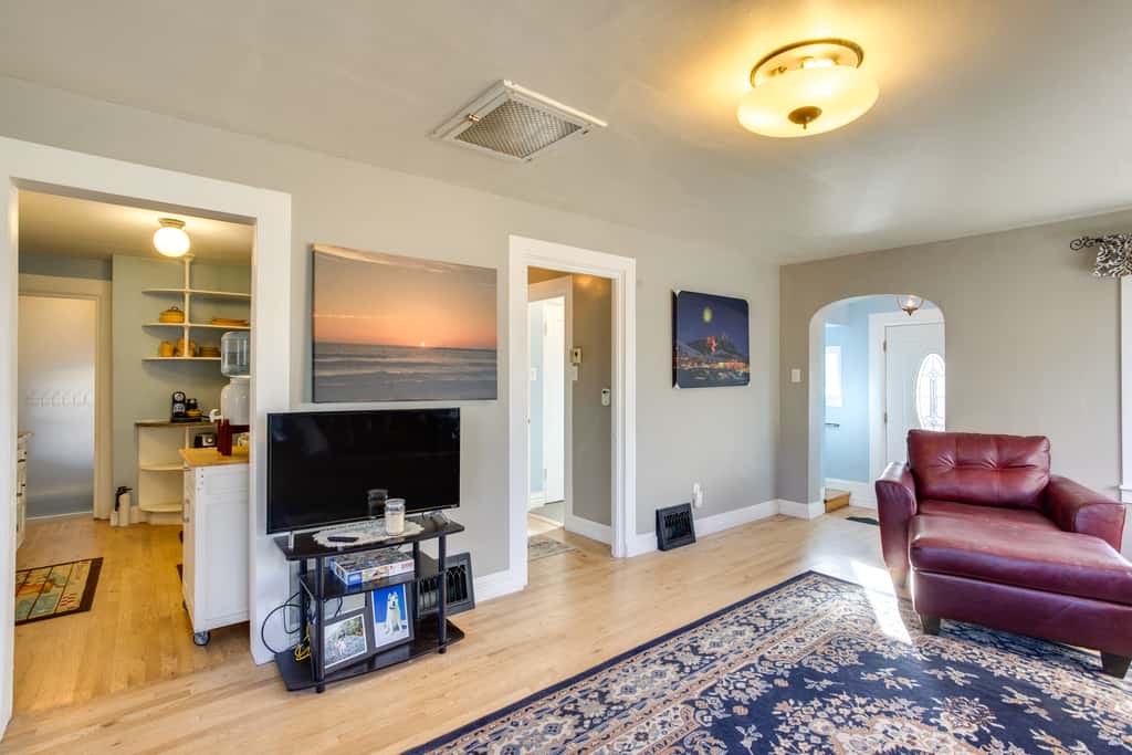 Adventure Home Base - 7 Blocks to Downtown!
