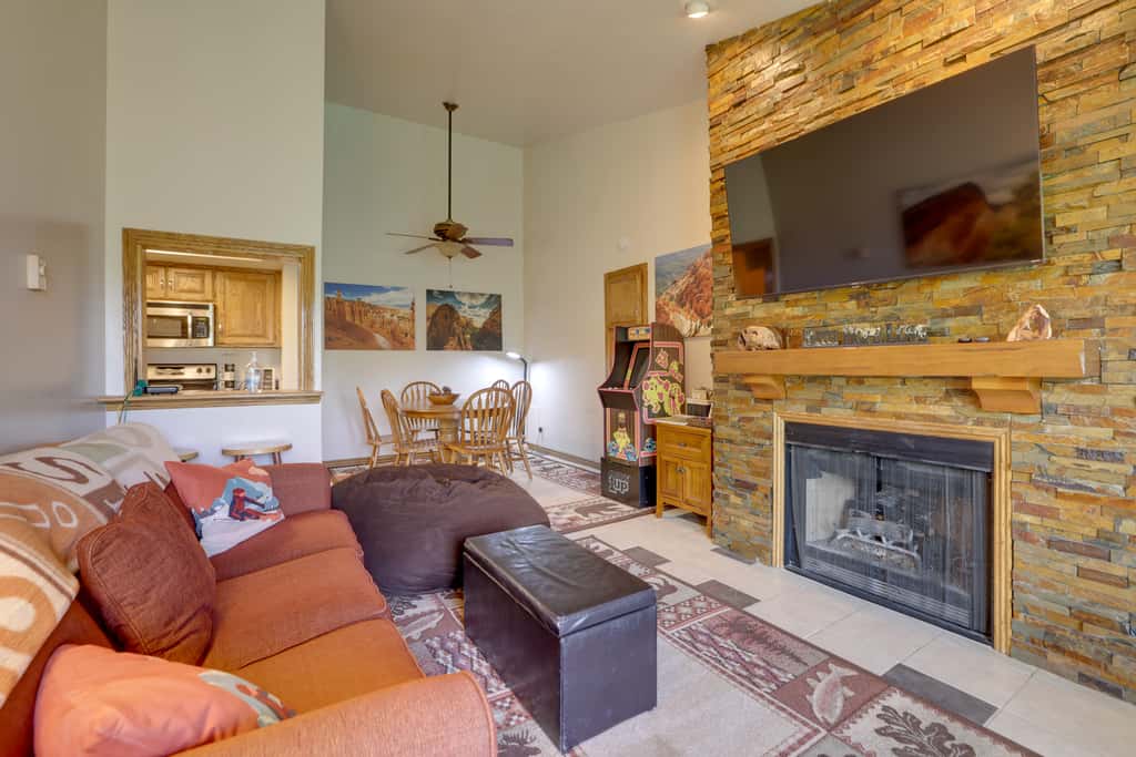 Ski-In/Ski-Out Brian Head Condo w/ Pool Access!