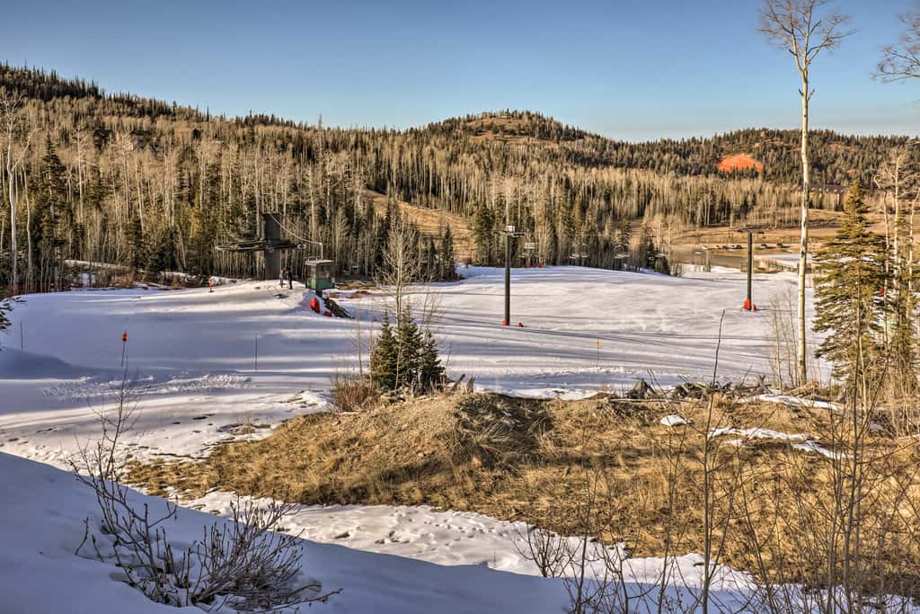 Ski-In/Ski-Out Brian Head Condo w/ Pool Access!