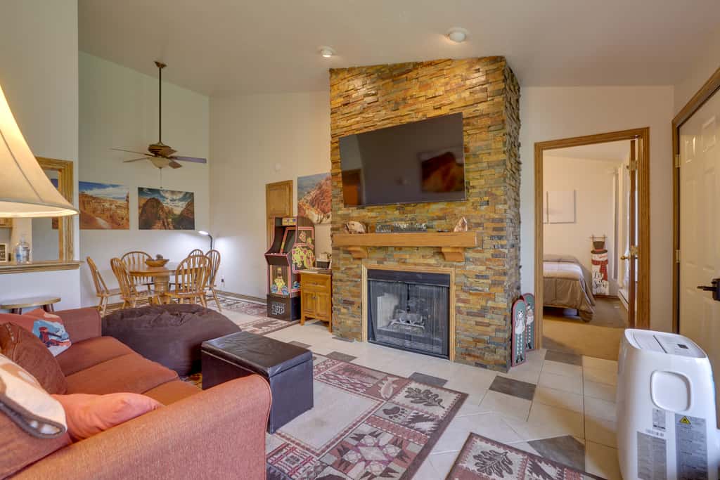 Ski-In/Ski-Out Brian Head Condo w/ Pool Access!