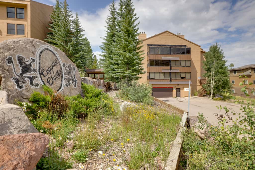Ski-In/Ski-Out Brian Head Condo w/ Pool Access!