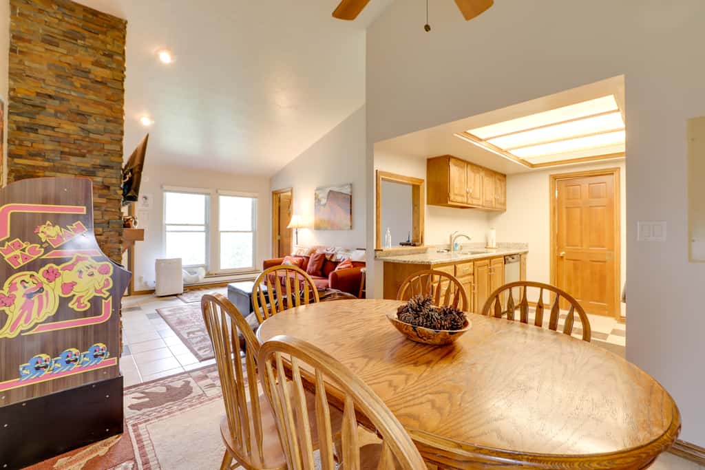 Ski-In/Ski-Out Brian Head Condo w/ Pool Access!