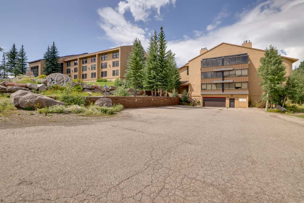 Ski-In/Ski-Out Brian Head Condo w/ Pool Access!