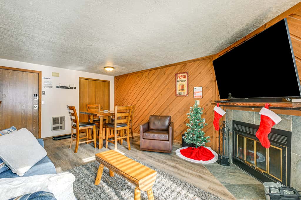 Timberbrook Village Condo: Community Pool, Hot Tub