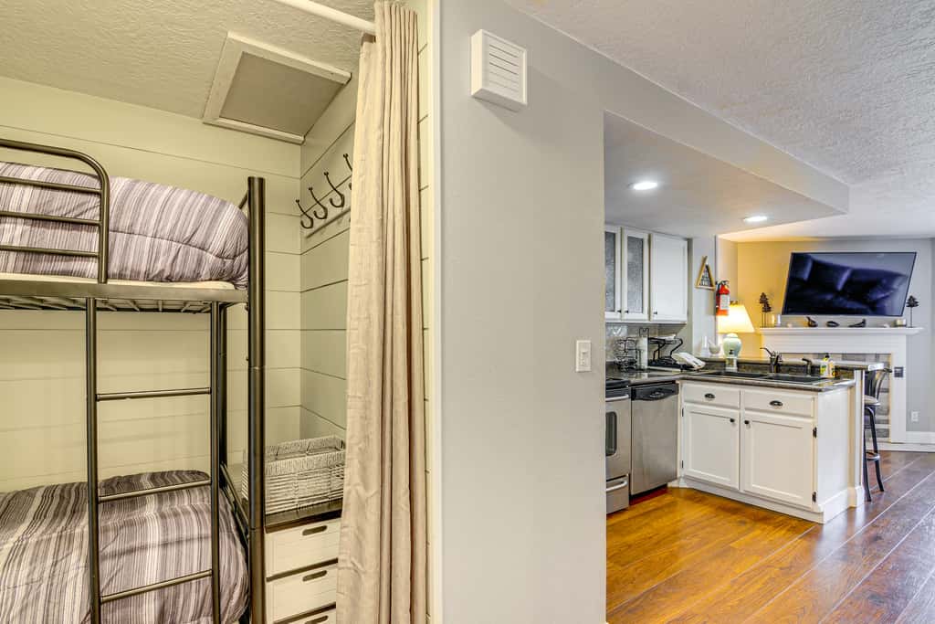 Romantic Ski Haven w/ Balcony: Brian Head Studio