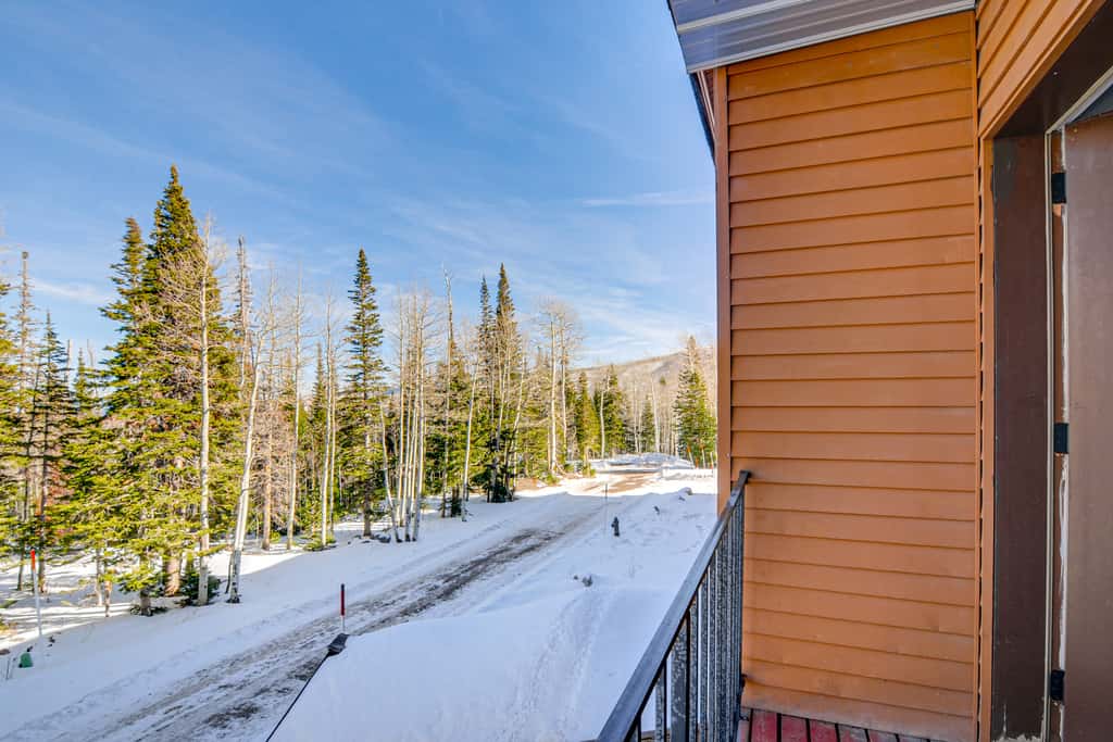 Romantic Ski Haven w/ Balcony: Brian Head Studio