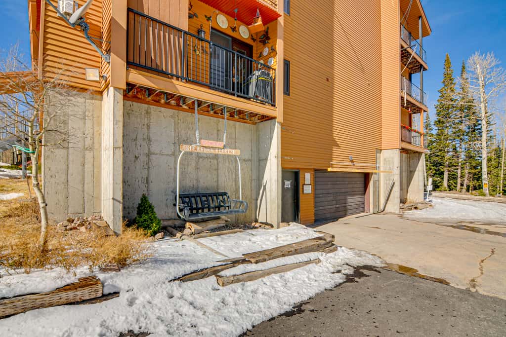 Romantic Ski Haven w/ Balcony: Brian Head Studio