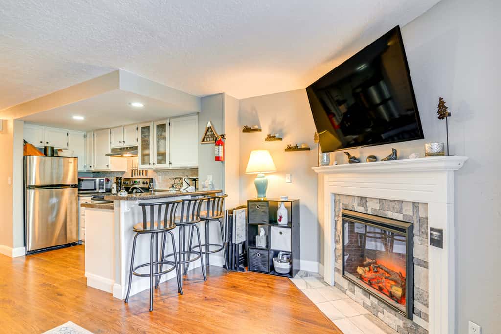 Romantic Ski Haven w/ Balcony: Brian Head Studio