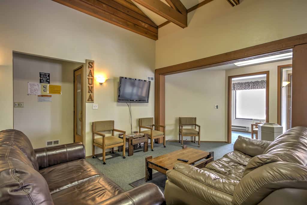 Romantic Ski Haven w/ Balcony: Brian Head Studio