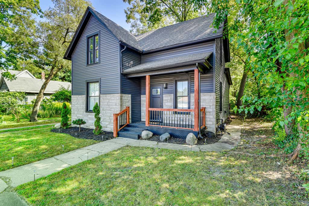 2 MI to Notre Dame: Dog-Friendly Home w/ yard!