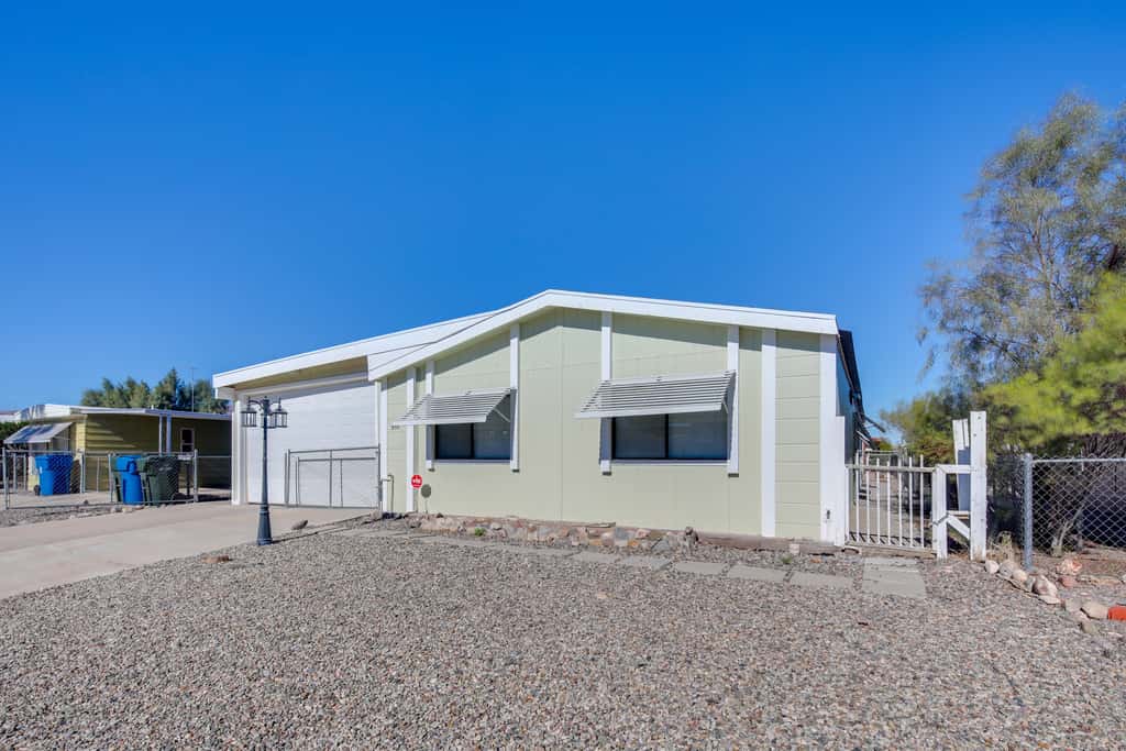 Bullhead City Home w/ Fire Pit - Walk to CO River!