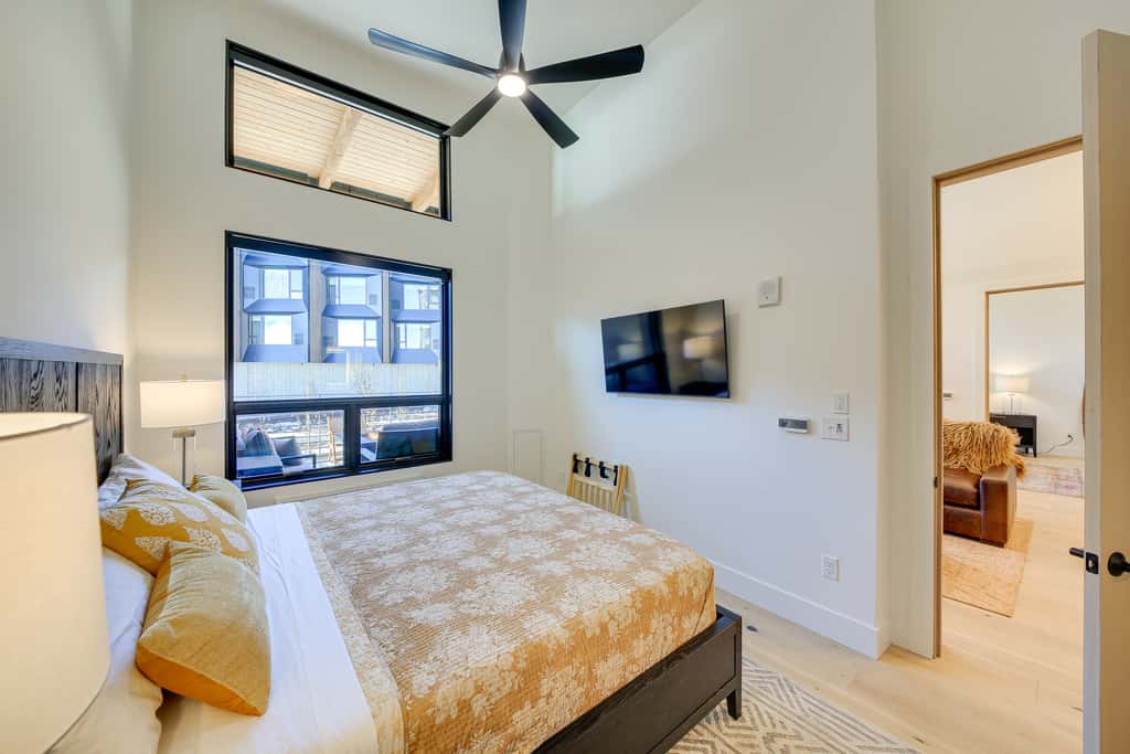 Luxe Schweitzer Condo w/ Hot Tub: Ski-In/Ski-Out!