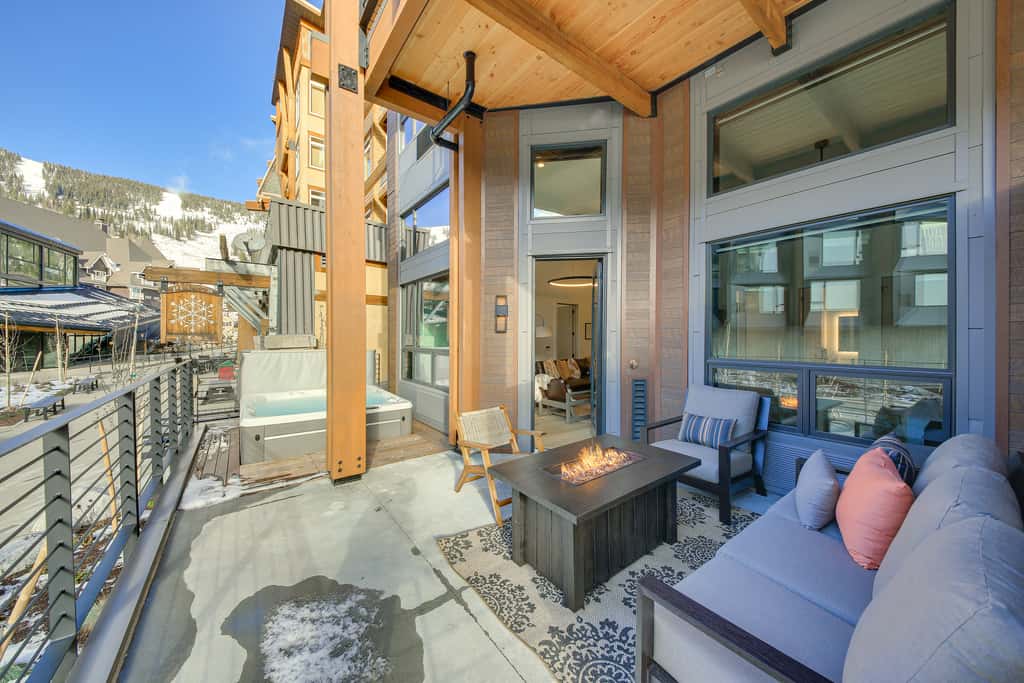 Luxe Schweitzer Condo w/ Hot Tub: Ski-In/Ski-Out!