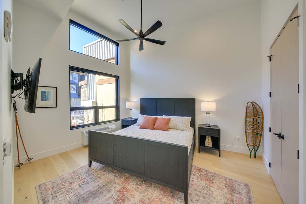 Luxe Schweitzer Condo w/ Hot Tub: Ski-In/Ski-Out!