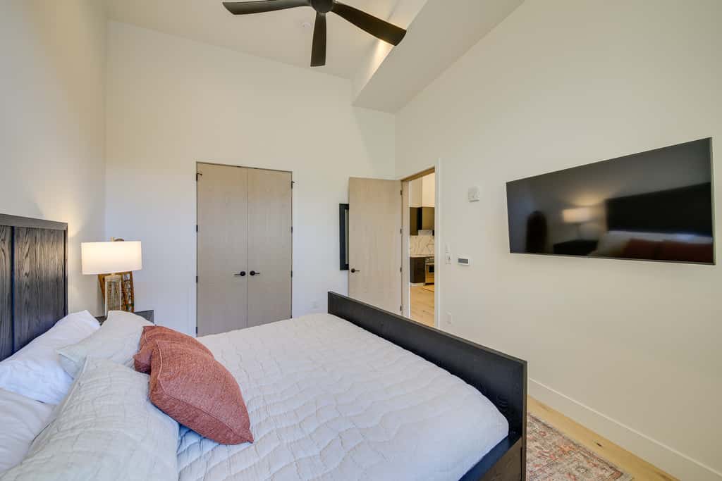 Luxe Schweitzer Condo w/ Hot Tub: Ski-In/Ski-Out!
