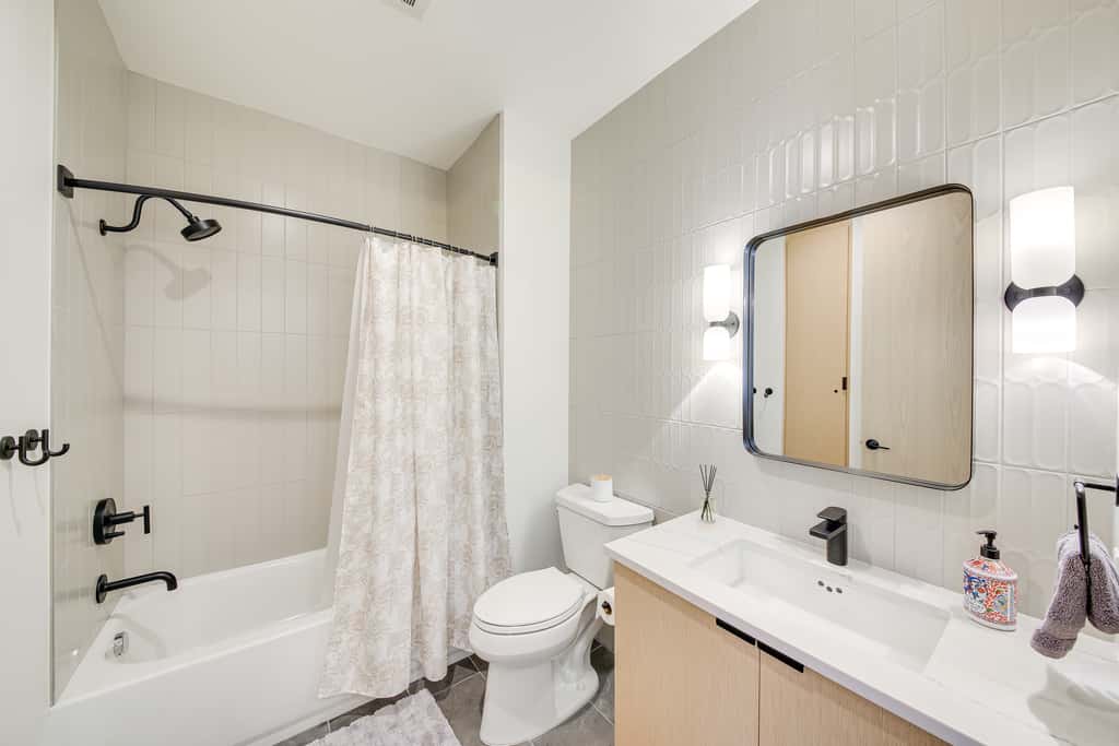 Luxe Schweitzer Condo w/ Hot Tub: Ski-In/Ski-Out!