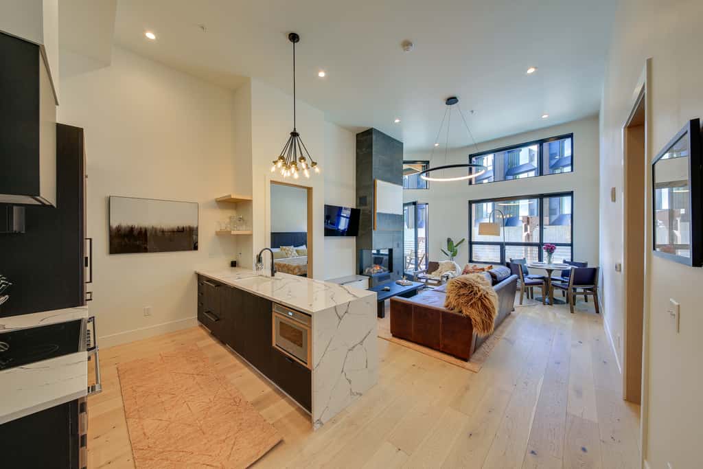 Luxe Schweitzer Condo w/ Hot Tub: Ski-In/Ski-Out!