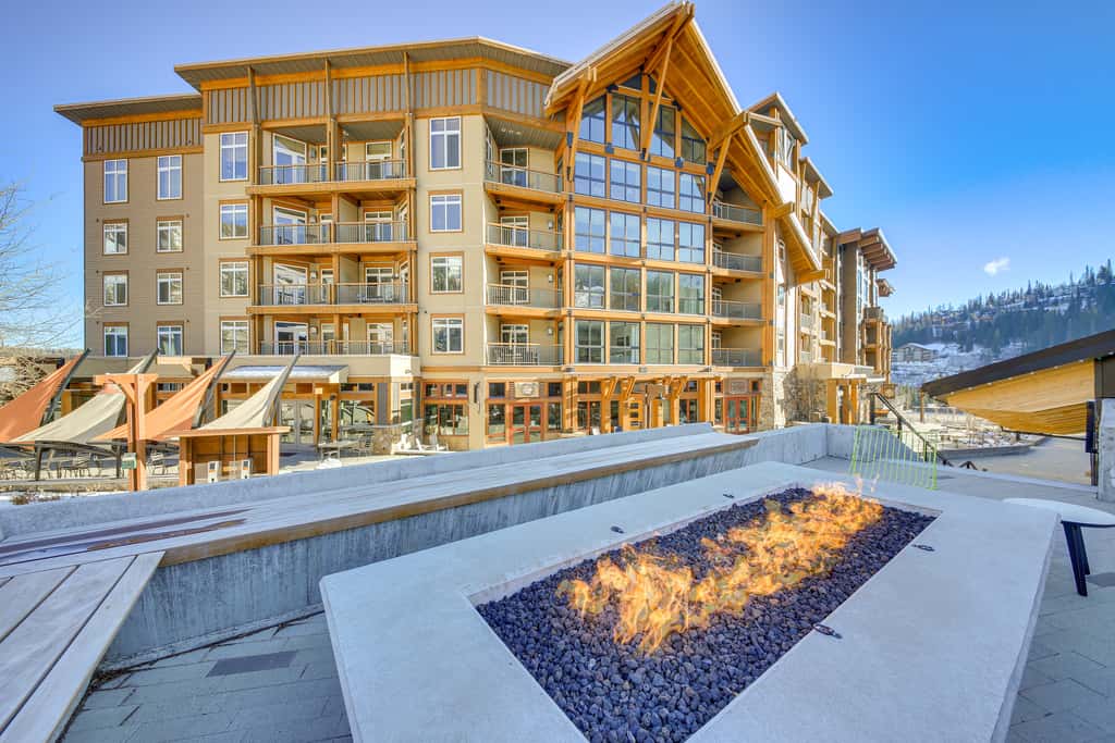 Luxe Schweitzer Condo w/ Hot Tub: Ski-In/Ski-Out!