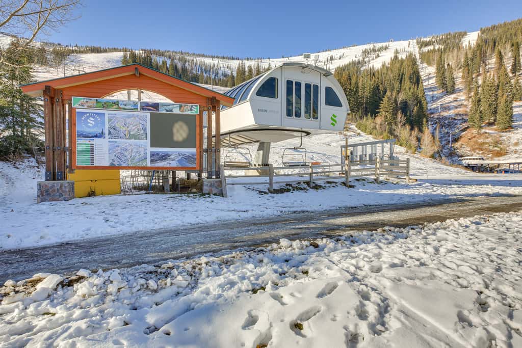 Luxe Schweitzer Condo w/ Hot Tub: Ski-In/Ski-Out!