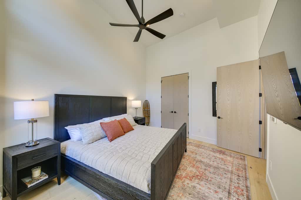 Luxe Schweitzer Condo w/ Hot Tub: Ski-In/Ski-Out!