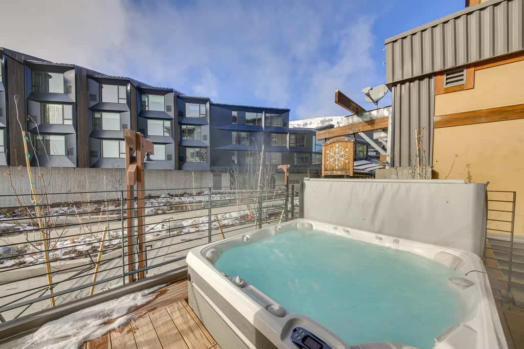 Luxe Schweitzer Condo w/ Hot Tub: Ski-In/Ski-Out!