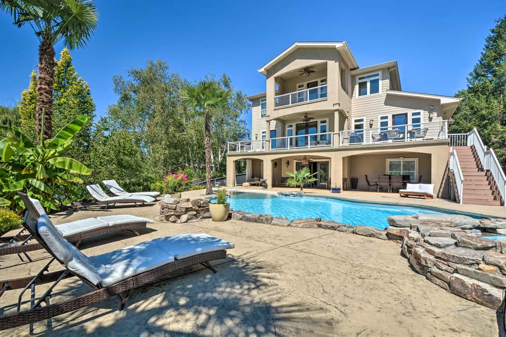 Luxe Getaway w/ Riverfront Views in Grants Pass!