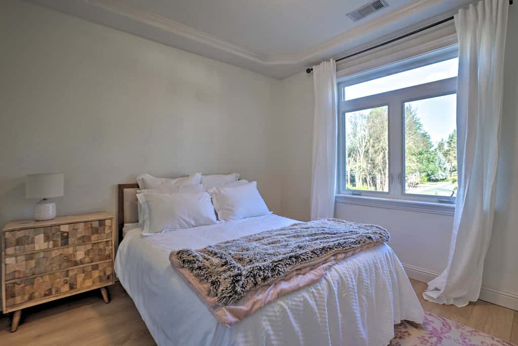 Luxe Getaway w/ Riverfront Views in Grants Pass!