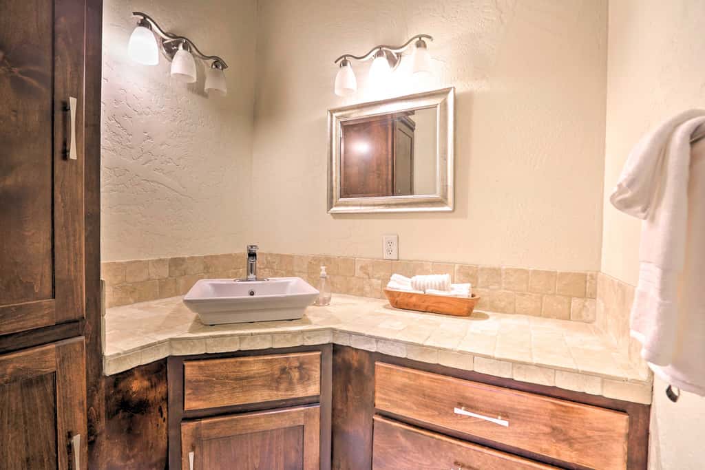 Luxe Getaway w/ Riverfront Views in Grants Pass!
