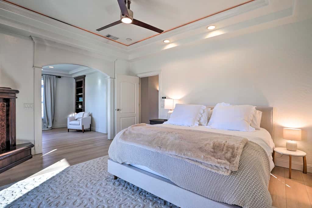 Luxe Getaway w/ Riverfront Views in Grants Pass!