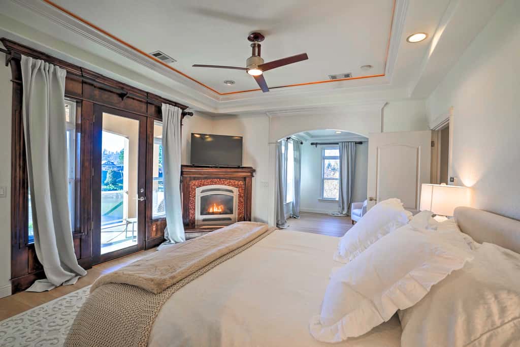 Luxe Getaway w/ Riverfront Views in Grants Pass!